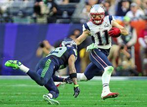 (020115 Glendale, AZ) New England Patriots wide receiver Julian Edelman gets past Seattle Seahawks free safety Earl Thomas as the New England Patriots take on the Seattle Seahawks in Super Bowl XLIX in Glendale, AZ. (Sunday,February 1, 2015). Staff